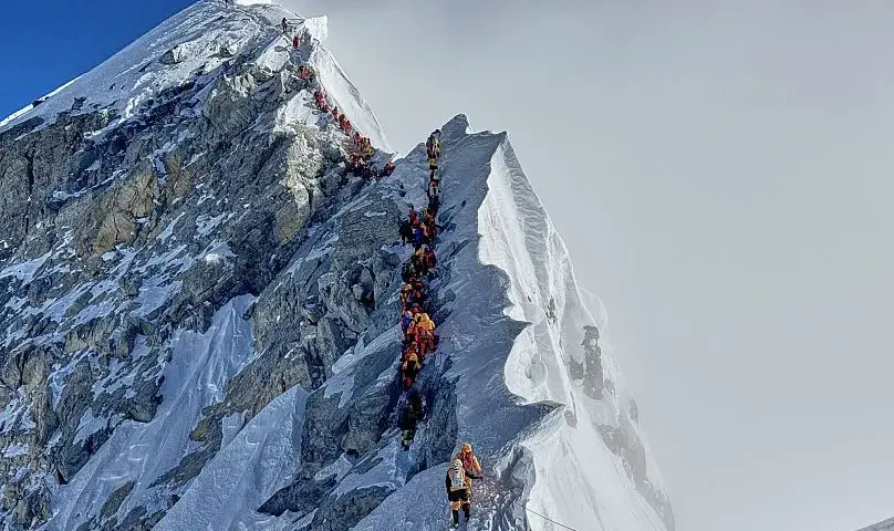 Everest: Vetta, costi, pericoli e il futuro del Tetto del Mondo