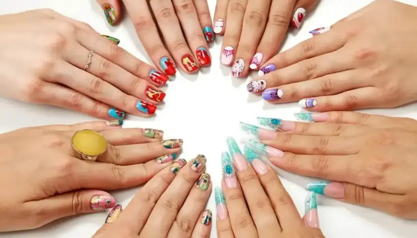 Różnorodne rodzaje manicure: od abstrakcyjnych wzorów po kolorowe zdobienia i długie paznokcie z cyrkoniami.