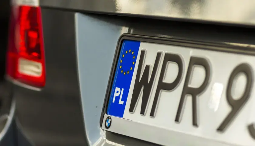 Tablica rejestracyjna z oznaczeniem PL i literami WPR. Nowa rjs rejestracja czeka na właściciela.