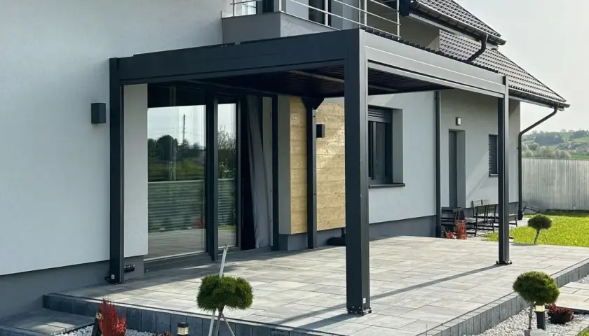 Nowoczesna pergola na tarasie, idealna do stworzenia zacienionego miejsca. Dowiedz się, jak zbudować pergolę na tarasie, by cieszyć się latem.