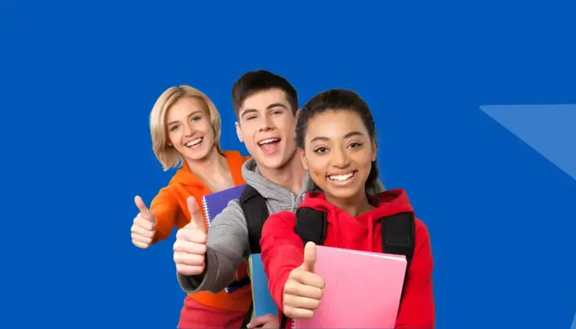 Trójka uśmiechniętych studentów z plecakami i książkami, pokazująca kciuki w górę. To dla nich 55, jaka to ocena, jest sukcesem!