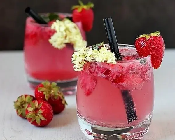 Najlepsze przepisy na drink truskawkowy, które zaskoczą Twoich gości