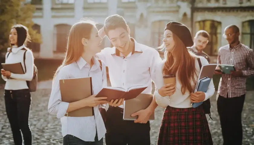 Studenci na kampusie, dyskutujący o swoich studiach inżynierskich.