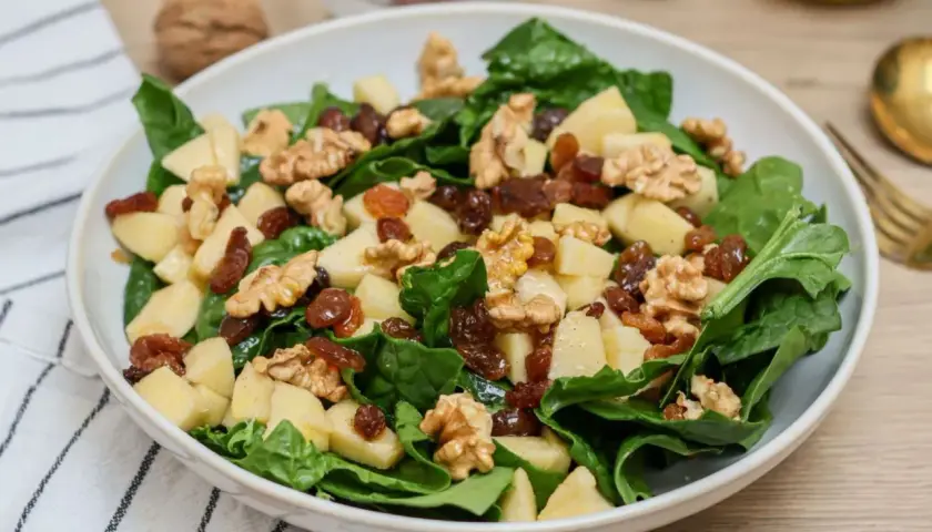 Ensalada fresca con espinacas, manzana, nueces y pasas. Una de las muchas deliciosas recetas con espinacas.