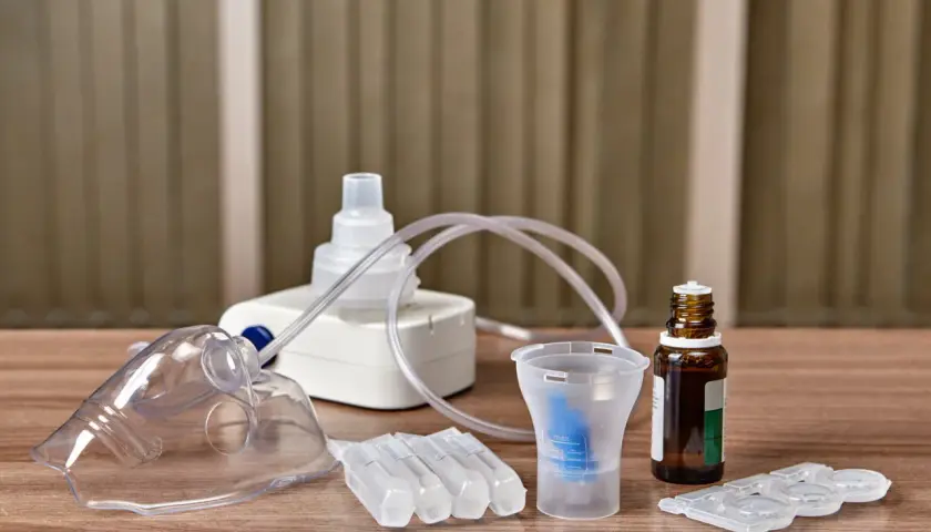 Kit d'inhalation pour aider à comment dégager les bronches du mucus. Masque, nébuliseur, ampoules et flacon de solution saline.