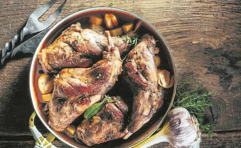Jakie przyprawy do królika, aby wydobyć jego delikatny smak?