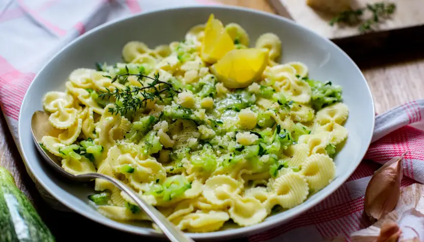 Délicieuses pâtes aux courgettes, une recette italienne simple et savoureuse, garnie de parmesan et de citron.