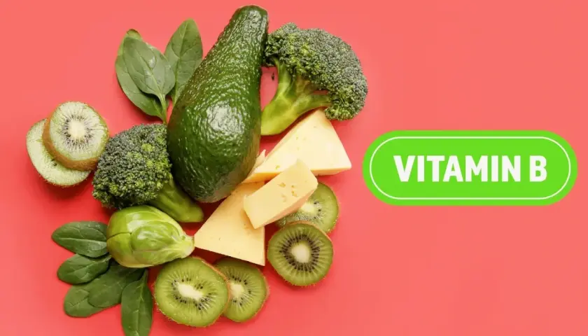 Gröna livsmedel som avokado, broccoli, kiwi, spenat och ost, som kan hjälpa mot b12 brist.