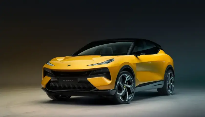 Żółty Lotus Eletre, elektryczny SUV o futurystycznym designie, prezentuje swoje sportowe linie na ciemnym tle.