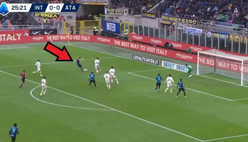 Piłkarz Interu strzela bramkę w meczu Inter Mediolan – Atalanta. Wynik 0-0.