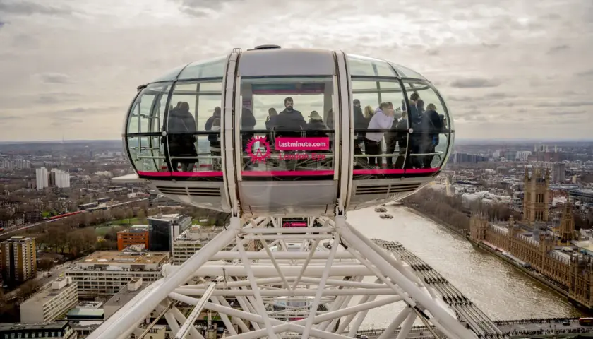 Gondola London Eye z pasażerami, wspaniałe widoki na miasto, idealne atrakcje dla dzieci w Londynie.