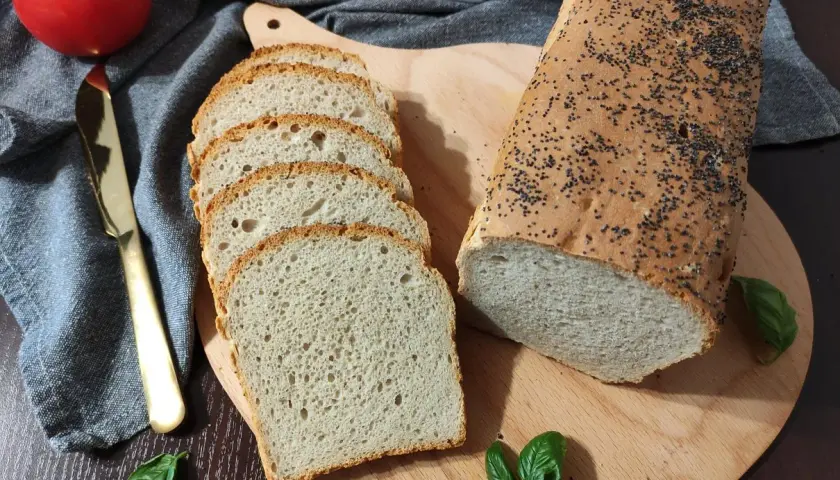 Domowy chleb pszenno-żytni z makiem, idealny na kanapki. Oto prosty przepis na pyszny bochenek.