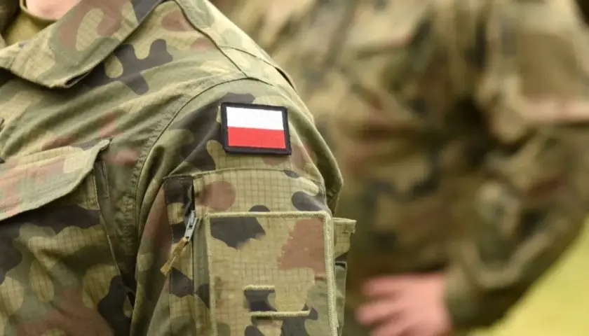 Fragment munduru wojskowego z naszywką z polską flagą. Kategoria: e wojsko.