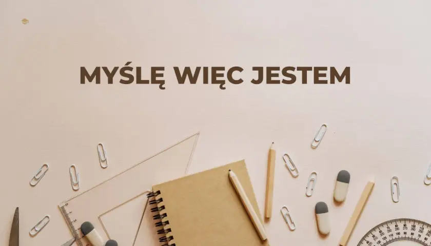 Na jasnym tle, wśród przyborów szkolnych, widnieje napis "Myślę więc jestem".