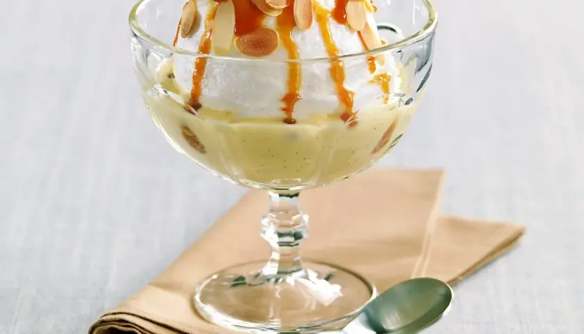 Île flottante, une recette de grand-mère réconfortante. Nuage de meringue, crème anglaise vanillée, caramel et amandes effilées.