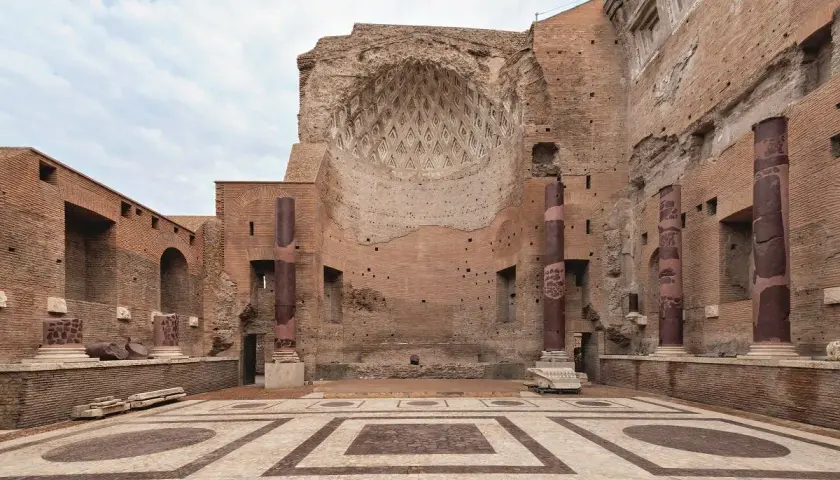 Interno del **tempio di Venere a Roma**, con colonne imponenti, mosaici sul pavimento e un soffitto a volta parzialmente crollato.