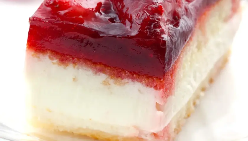 Pyszne ciasto budyniowe bez pieczenia z warstwą kremową i galaretką z owocami. Idealne na deser.