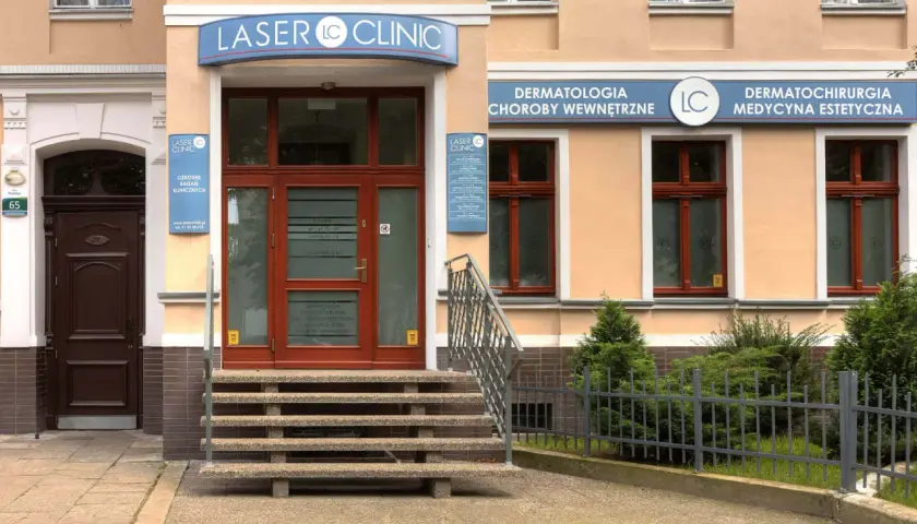 Budynek kliniki Laser Clinic z napisem na fasadzie i drzwiami wejściowymi.