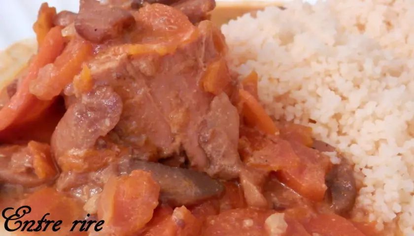 Un plat réconfortant de filet mignon braisé, mijoté avec des carottes et servi avec du couscous. Un délice pour les papilles !