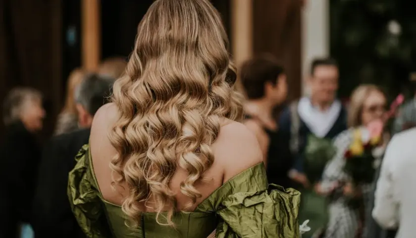 Piękne fale na wesele, podkreślające elegancję sukni.