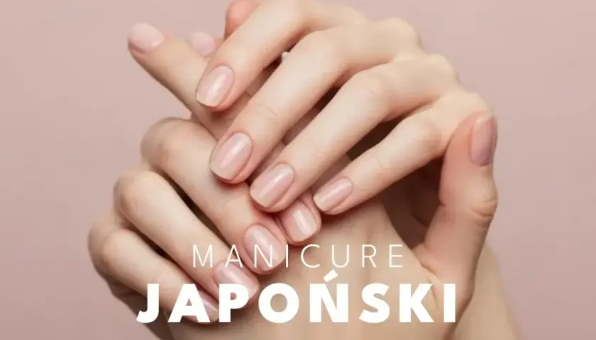 Delikatne dłonie z naturalnym blaskiem, podkreślone subtelnym japońskim manicure.