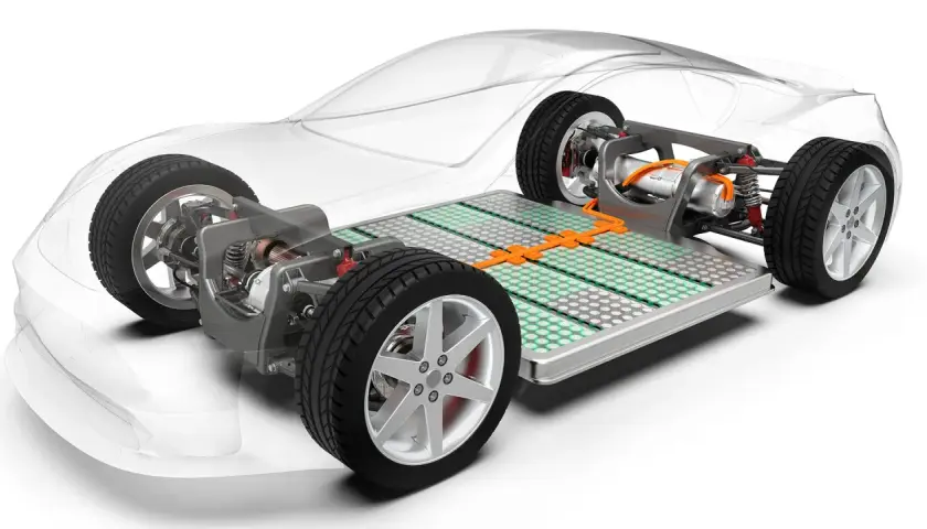 Dettaglio telaio auto elettrica con pacco batterie e sistema di raffreddamento. Il voltaggio batteria auto elettrica è fondamentale per le prestazioni.
