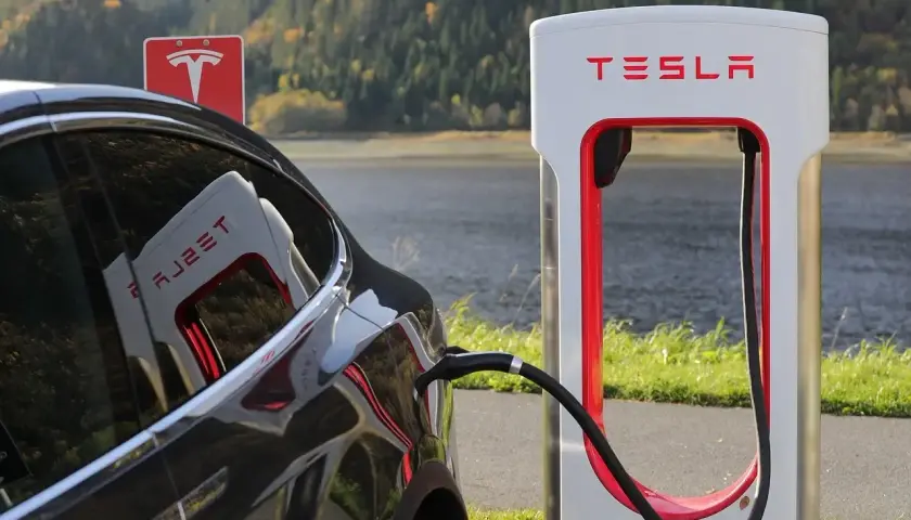 Tesla w Polsce: Ile kosztuje ładowanie? Optymalizuj wydatki!