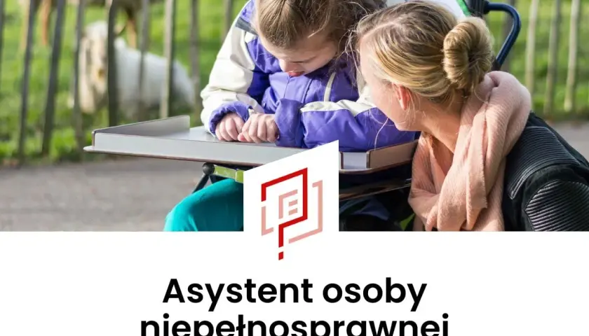 Asystent osoby niepełnosprawnej wspiera dziecko w wózku podczas zajęć.