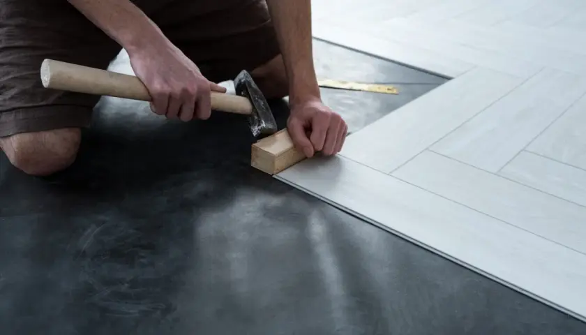 Installazione di un nuovo pavimento in laminato chiaro. Scopri quanto costa rifare il pavimento con questo stile moderno.