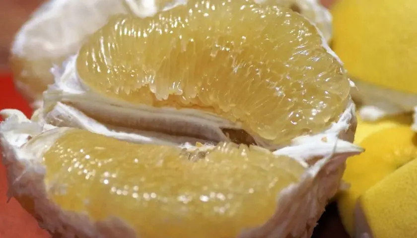 Soczysty pomelo, owoc bogaty w witaminę C, zachwyca swoimi segmentami.