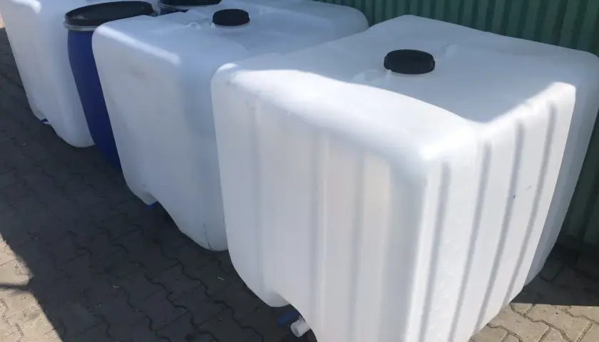 Kilka białych i jeden niebieski mauzer stoją obok siebie. Zastanawiasz się, ile waży pusty mauzer?