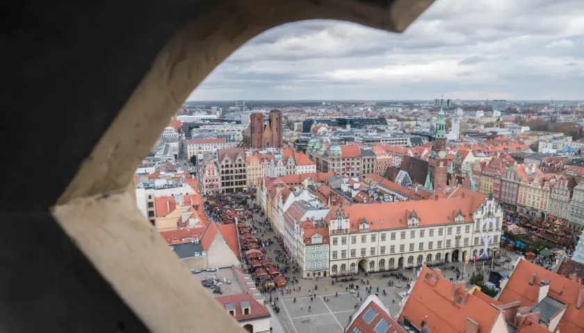 Widok na Rynek we Wrocławiu, z widocznymi straganami jarmarku. To piękna nowa wieś wrocławska.