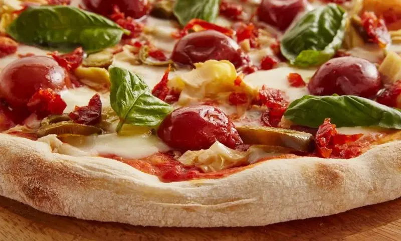 Jak układać składniki na pizzę, aby uniknąć mokrego ciasta?