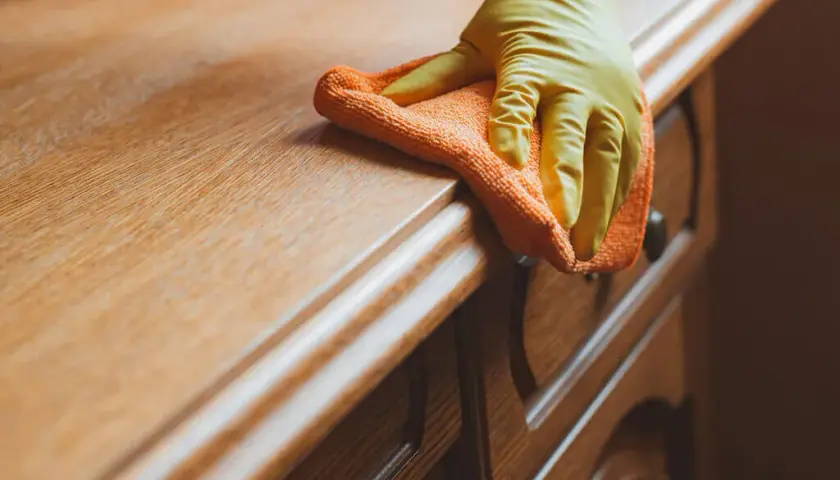 Skuteczne sposoby na usunięcie kleju do tipsów z mebli bez zniszczeń