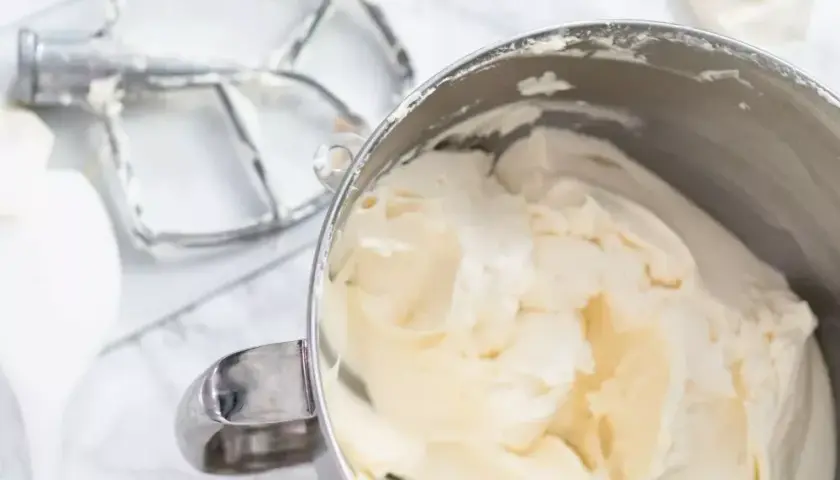 Jak wybielić tynk do tortu – proste sposoby na idealnie biały fondant