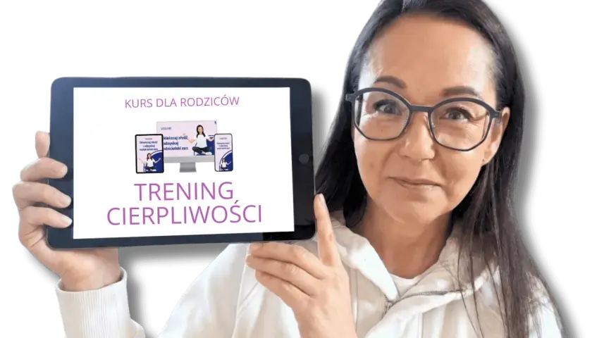 Kobieta prezentuje tablet z kursem "Trening Cierpliwości" dla rodziców. Dowiedz się, jak nauczyć się cierpliwości i odzyskać spokój.