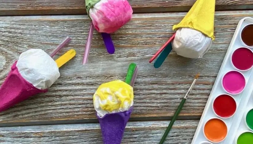 Bunte Eiscreme-Bastelarbeiten für den Sommer, mit Wasserfarben und Pinsel.