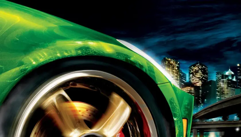Grüner Sportwagen rast durch die Nacht, Lichter der Stadt spiegeln sich im Lack. Ein Gefühl von NFS Underground 2.