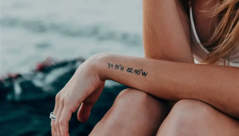 Symbolika tatuażu zegar: co mówi o Tobie Twój wzór?