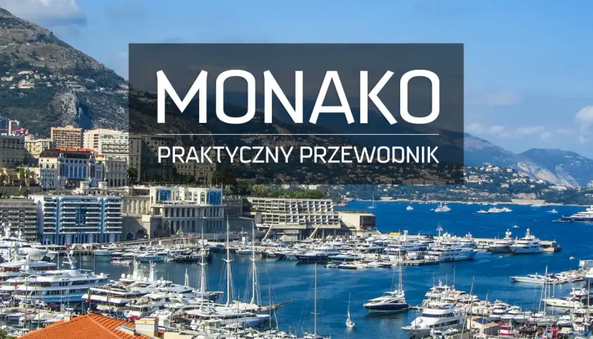 Widok na port w Monako z licznymi jachtami i budynkami na tle wzgórz.