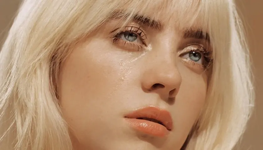 Billie Eilish, z niebieskimi oczami i blond włosami, w kadrze z jej piosenki "Therefore I Am".