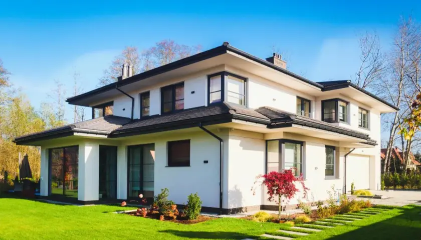 Nowoczesny dom 220m2 z ogrodem. Szacowany koszt budowy domu 220m2 może być wysoki, ale efekt wart jest zachodu.