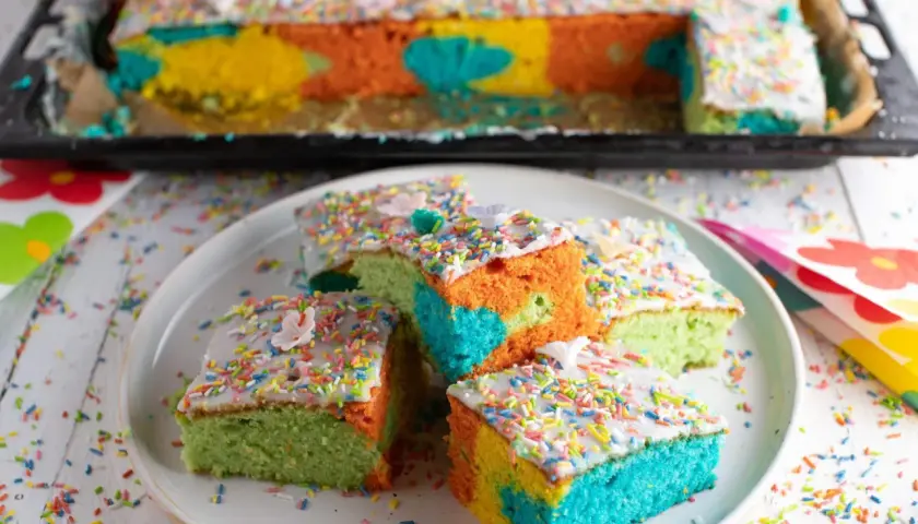 Bunter Papageienkuchen mit Zuckerguss und Streuseln, ein tolles Rezept für Kinder.