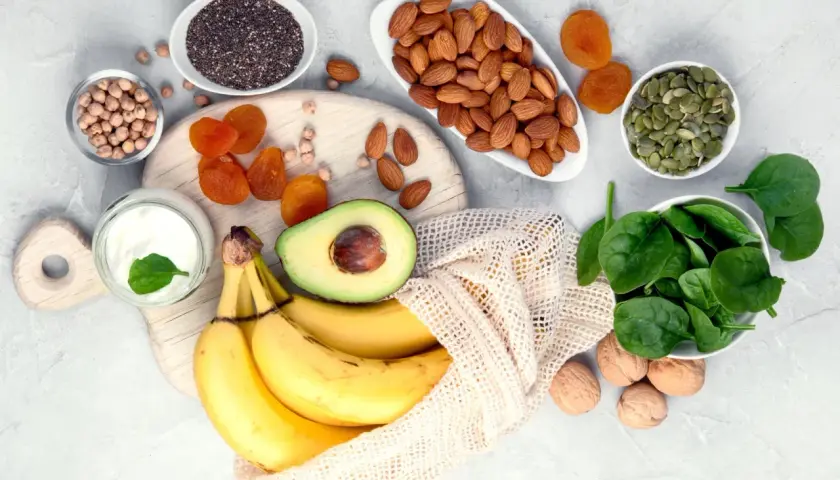 Bananen, Avocado, Spinat, Mandeln, Kürbiskerne, Chiasamen, getrocknete Aprikosen, Kichererbsen und Joghurt. Diese Lebensmittel helfen gegen einen **Manganmangel**.