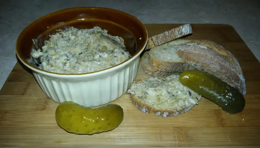 Domowy smalec przepis babci na desce z chlebem i ogórkami. Smak dzieciństwa!