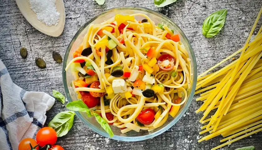 Frischer Spaghettisalat mit Joghurt, bunten Paprika, Tomaten und Feta. Ein leichter Genuss!