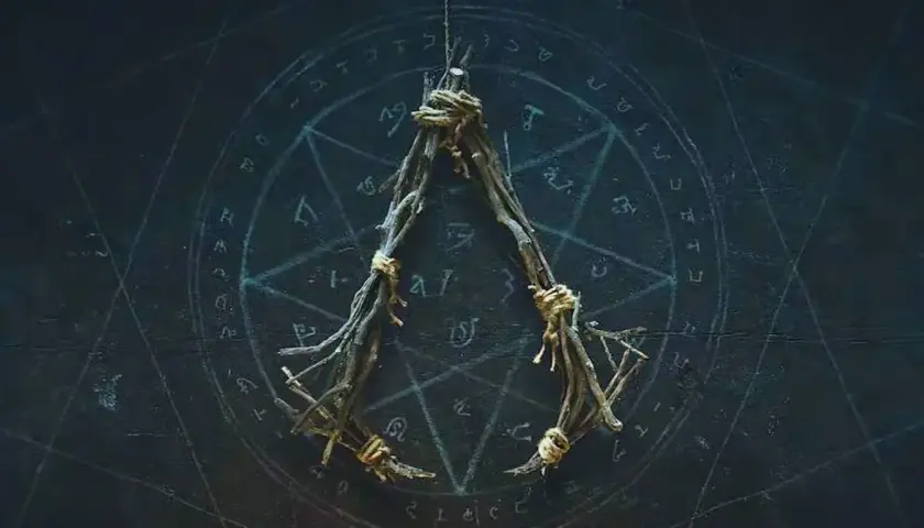 Wróżby i symbole na tle, wiszący amulet z gałązek. Zapowiedź Assassin's Creed Hexe.