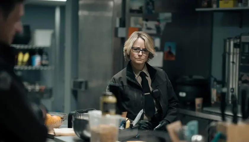 Jodie Foster som polis i True Detective säsong 5, med en allvarlig blick i ett kök.