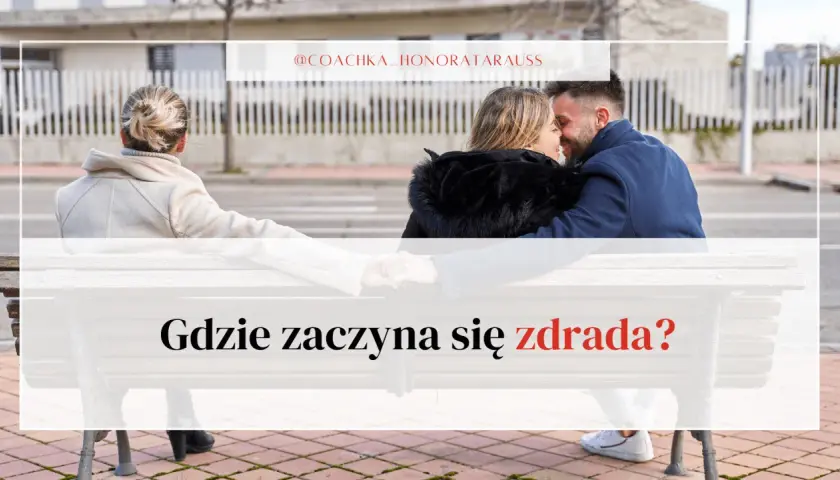 Para siedząca blisko siebie, trzymająca się za ręce, podczas gdy trzecia osoba siedzi odwrócona. Czy to początek zdrady, czy test wierności w związku?