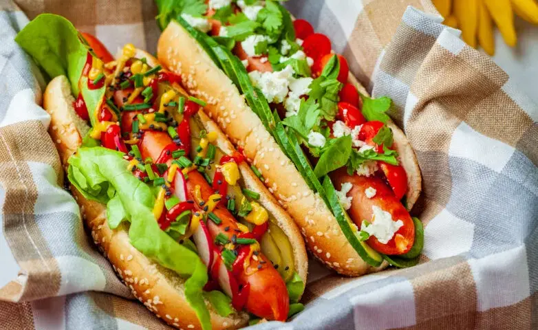 Najlepsze przepisy na hot dogi z grilla, które zachwycą gości